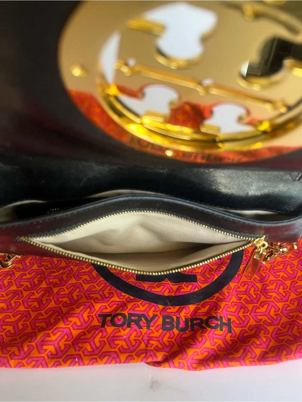 Like New w/tag: Tory Burch Logo Clutch Leather Bag
